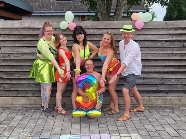 Kathi Fuchs, Lily Dotter, Melly Höll, Elisabeth Schweitzer, Richard Waringer, (1. Reihe) Irmi Stummer | Foto: Jürgen Erber