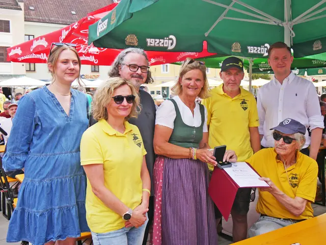 Stadträtin Carina Mayerhofer-Leitner, Sabine Rathgeb vom Vespaclub, Vizebürgermeister Gregor Tuttinger, Bürgermeisterin Susanne Kaltenegger, Vespaclub-Kassier Peter Erlsbacher und Finanzstadtrat Helmut Sommer überreichten Peter Harrer (sitzend) die Auszeichnung. | Foto: Stadt Bruck/Schneller