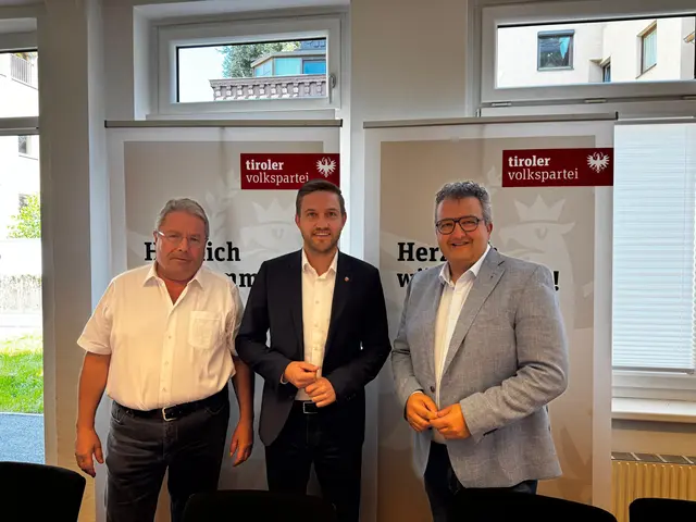 Die Nationalratsabgeordneten Klaus Mair (r.) und Franz Hörl mit LAbg. und Bgm. Dominik Mainusch.  | Foto: ÖVP 