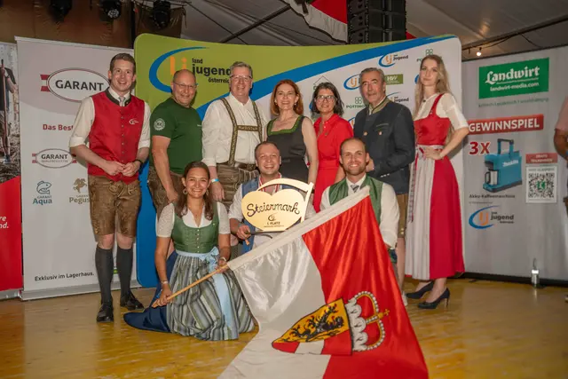 vlnr.: Bundesleiter Markus Buchebner, Landesobmann Maschinenring Steiermark Sepp Wumbauer, Präsident der Landwirtschaftskammer Steiermark Andreas Steinegger, Agrarlandesrätin und Landesobfrau des Steirischen Bauernbundes Simone Schmiedtbauer, Landesbäuerin Ursula Reiter, Bundesrat und Bezirksparteiobmann der FPÖ Deutschlandsberg Werner Gradwohl, Bundesleiterin Valentina Gutkas, vorne vlnr.: Landesleiterin Stefanie Reiter, Bundessieger Matthias Huber, Landesagrarreferent Mathias Freigassner). | Foto: Barbara Stipper, Landjugend Salzburg