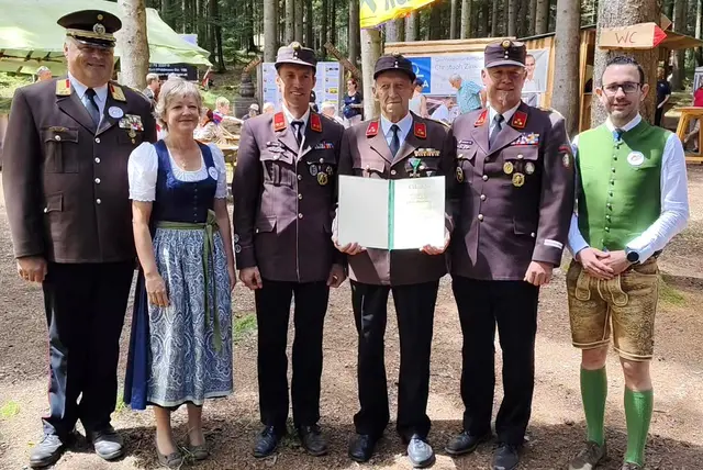 Kommandant Johann Maier-Paar, Bürgermeisterin Bernadette Schönbacher, OBI Kern, der Gehrte Johann Hirzabauer, HBI Christoph Mariacher und NAbg. Manuel Pfeifer (v. l.)  | Foto: Gemeinde 