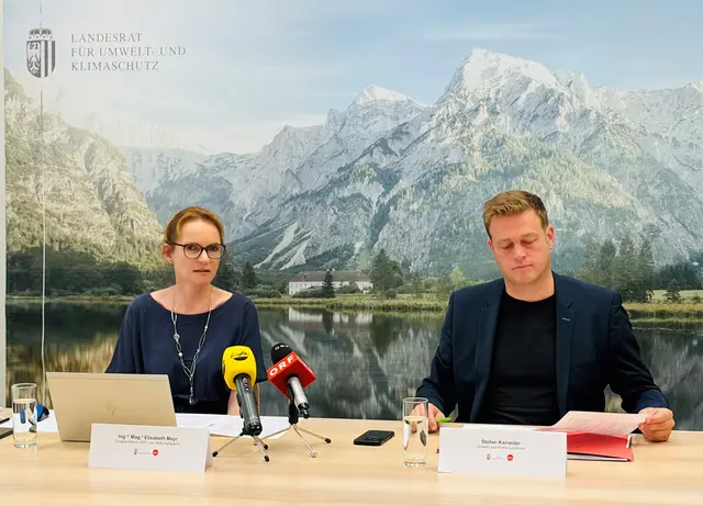 Elisabeth Mayr, Leiterin der Gruppe UVP- und Wirtschaftsrecht beim Land OÖ und Landesrat Stefan Kaineder (Grüne). | Foto: Land OÖ/Simon Seher