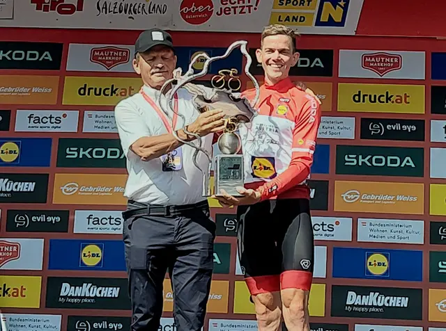 Die Siegertrophäe der Tour of Austria ging an einen Österreicher: Peter Stankovic übergab die Jubiläumstrophäe an Gregor Mühlberger.
