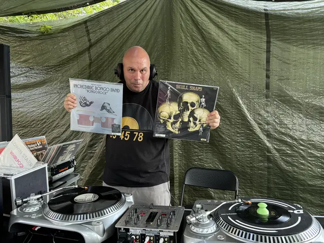 Wolfgang Götz alias DJ Habakuk mit seiner Leidenschaft den Vinyls | Foto: sg