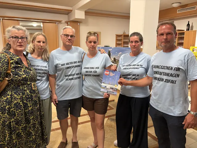 "Windkraft nur in Eignungszonen" sagen die Bürger. Widerstand gegen das Projekt formiert sich. Karin Katzlinger, Elisabeth Binder und Johannes Landsteiner sagen "Nein". | Foto: Sandra Schütz