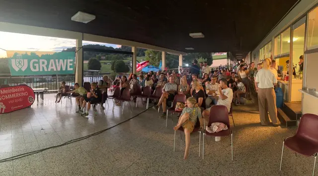 160 Besucherinnen und Besucher des Sommerkinos verbrachten einen gemütlichen Filmabend im Freibad von Gnas.