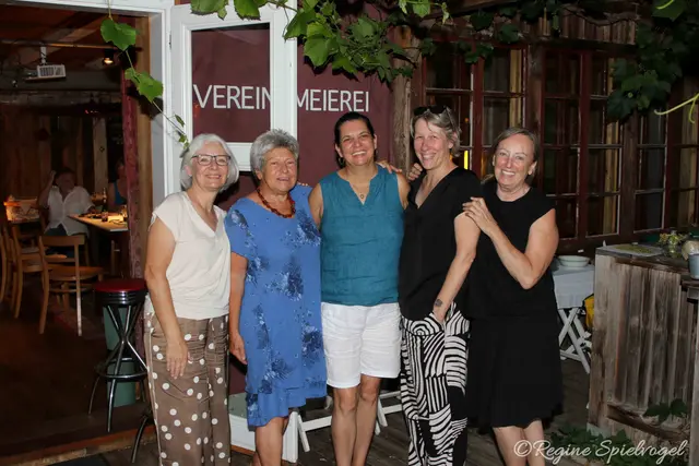 Die Vereinsmeier mit neuer Obfrau. Schriftführerin Irene Szerencsics, Kassierin-Stv. Sissi Samec, ehemalige Obfrau Ilona Eggl und neue Obfrau Nadja Büchler mit Marina Scheutz-Tatic Obfrau Stellvertreterin.
