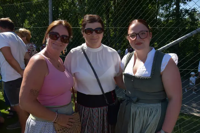 Claudia, Monika und Ronja genießen den Tag beim Bezirksmusikfest in St. Marienkirchen. | Foto: Alois Braid / zema.medien.de