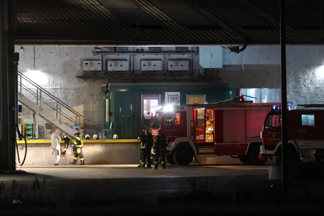Die Feuerwehr Aschach an der Donau konnte den nächtlichen Brand auf einem Firmenareal rasch unter Kontrolle bringen. | Foto: laumat/Matthias Lauber