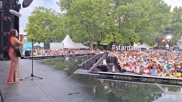 Lara Juliana Fuchs aus Liebenfels auf der großen Starnacht-Bühne in der Ostbucht - sie war Teil des Warm-ups.  | Foto: Privat