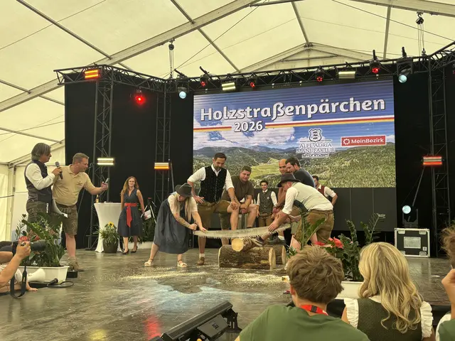 Die drei Finalisten-Pärchen sägten um die Wette. | Foto: MeinBezirk.at/Astrid Siebert