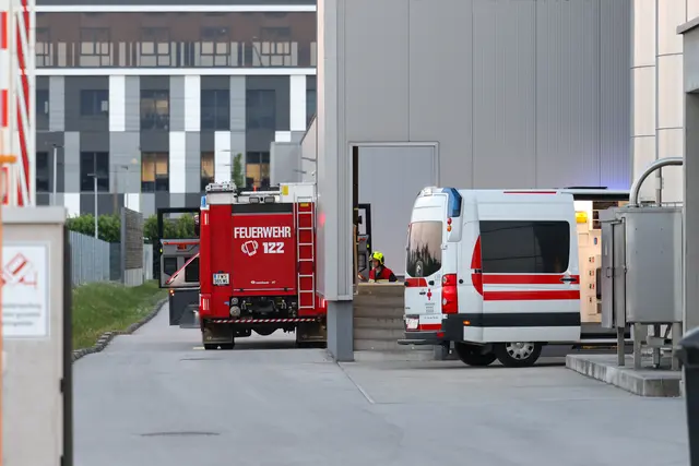 Eine Person wurde in der Großbäckerei von Resch&amp;Frisch in Gunskirchen so eingeklemmt, dass Feuerwehr und Notarzt anrücken mussten.