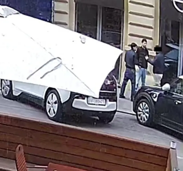 Teenie überfallen: Die Polizei fahndet derzeit nach zwei Männern. | Foto: LPD Wien