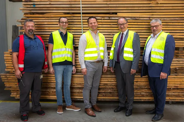V. l.: Betriebsrat Gottfried-Franz Jäger, Bezirksgeschäftsführer Florian Schiffecker, Josko-Geschäftsführer Gerhard Kasbauer, Landesrat Martin Winkler und Bezirksvorsitzender Karl Walch beim Betriebsbesuch der Josko Fenster und Türen GmbH in Kopfing. | Foto: Sarah Haim