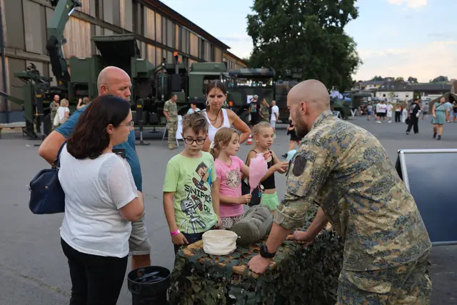 Erwachsene und Kinder interessierten sich gleichermaßen für die Militärinformationen.