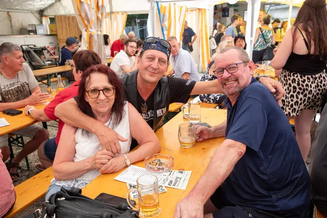 Silvia Rottensteiner, Karl Gazso und Wolfgang Hahnenkamp im Festzelt.
