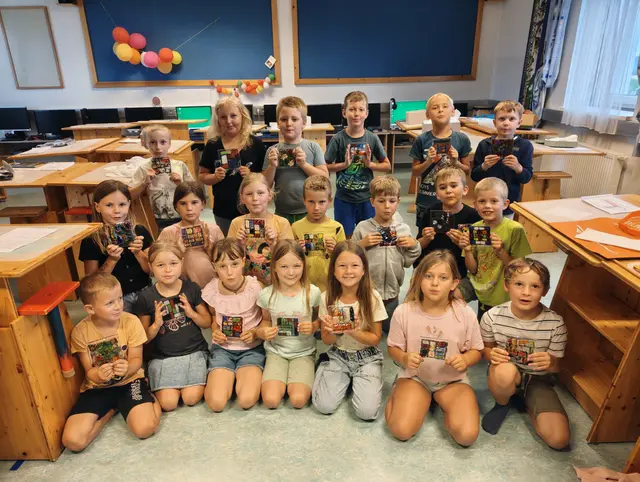 Die Mädchen und Buben der zweiten Klasse der Volksschule Arbing fertigten mit ihrem Lehrer Johann Hunstorfer Glasbilder nach dem Vorbild des berühmten Künstlers Piet Mondrian an. | Foto: Hunstorfer