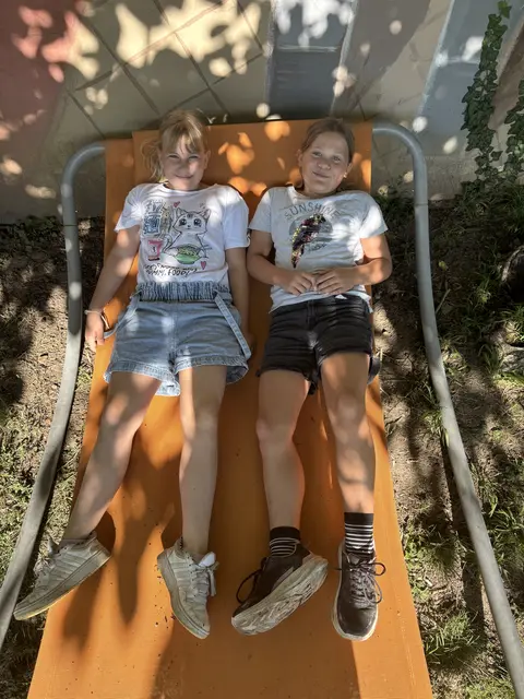 Zoey Rohn und Sophie Dangl sind schon seit sie denken können unzertrennlich. Eine gemeinsame Leidenschaft verbindet die beiden besonders: Sie machen sich gerne fesch – am liebsten mit jeder Menge Schminke. | Foto: Martina Schweller
