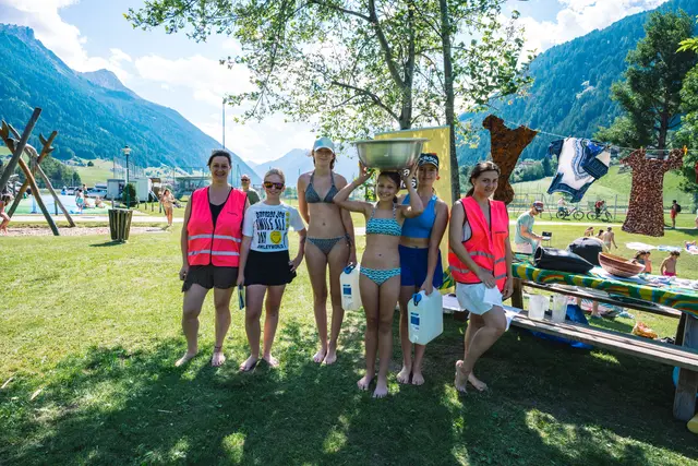 Infostand der youngcaritas zum Thema Wasserverbrauch. | Foto: Pernsteiner