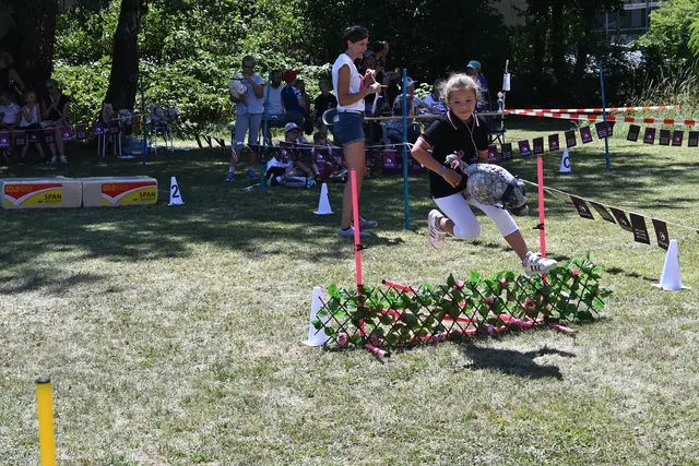 Mit viel Sprungkraft auf dem Steckenpferd ging es am Freitag, den 10. Juli für viele Teilnehmende Kinder durch den Hobby-Horsing-Parcour. | Foto: Königer