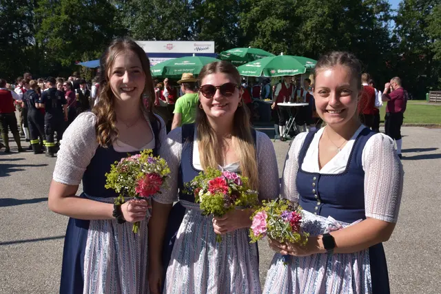 Celina, Selina und Marlene, die Marketenderinnen des MV Brunnenthal. | Foto: Alois Braid / zema.medien.de
