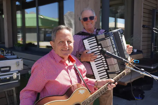 Karl Matzak und Kurt Forster alias Bernstein Duo unterhielten am Kreuzjoch. | Foto: Kainz