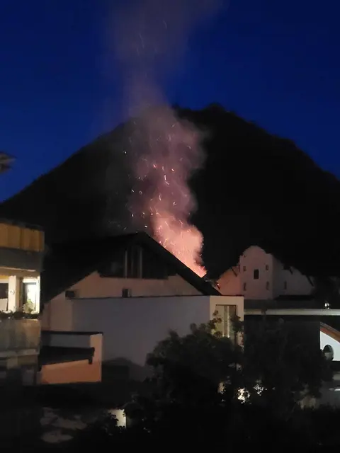 Das Feuer war in der Dunkelheit schon von Weitem zu sehen. | Foto: Feuerwehr Reutte