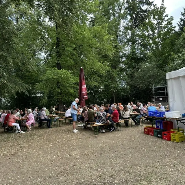 ... im Schlosspark Haindorf ...