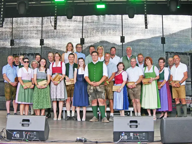 Bürgermeisterin Susanne Kaltenegger überreichte Obmann Jakob Schaffer beim Jubiläumsfest eine Ehrenurkunde der Stadt. | Foto: Stadt Bruck/Schneller