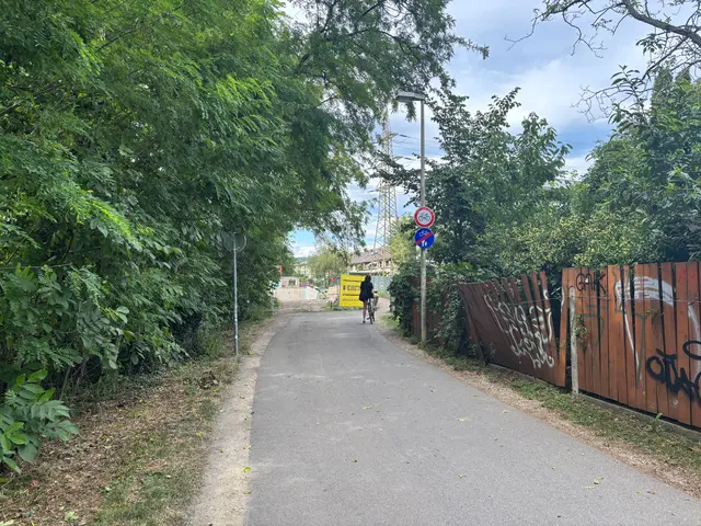Nach der recht kleinen Umleitung folgt hier dann das Schild mit dem Radfahrverbot.  | Foto: MeinBezirk/Markus Kropac