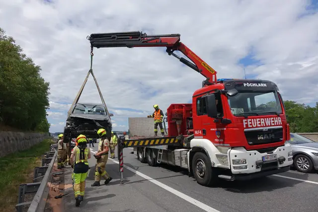 Blechschaden statt Verletzte: Der Unfall auf der A1 ging trotz starkem Aufprall glimpflich aus. | Foto: DOKU-NÖ