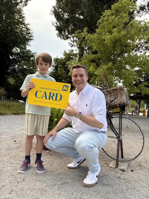 LAbg. Christoph Kaufmann mit Laurenz in der Garten Tulln. Auch Klosterneuburg ist mit Happyland und Stift stark unter den beliebtesten Niederösterreich-CARD-Zielen im Bezirk vertreten. | Foto: ÖVP BGS