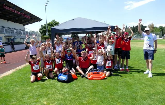 Die Leichtathletik-Kids mit den Betreuern im Sparkassenstadion in Feldbach