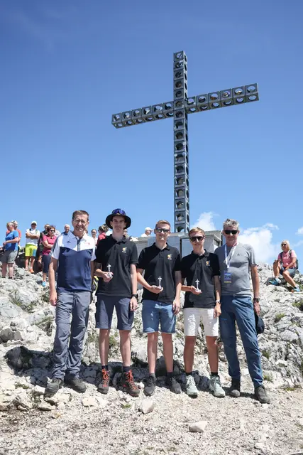 Jubiläumswanderung 20 Jahre Europakreuz: Wirtschafts- und Europa-Landesrat Markus Achleitner, Jonas Arzt, Matthias Kreuzmayr und Raphael Ölsinger (Schüler der HTL Wels), Rupert Schiefer (Geschäftsführer der OÖ Seilbahnholding GmbH). | Foto: Land OÖ/Denise Stinglmayr