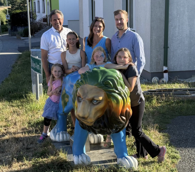 Bürgermeister Andreas Nendwich, Vize Cornelia Weiß und Gemeinderat Mario Schmied mit dem neuen Löwen. | Foto: Gemeinde Pernegg
