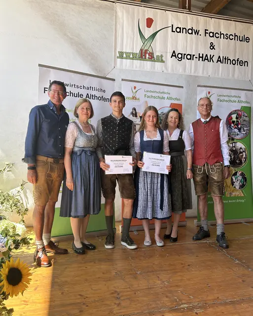Hanna Lassacher und Matthias Schnitzer sind als Jahrgangsbeste stolz auf den Bildungsscheck, überreicht von  LK Präsident Siegfried Huber. Mit ihnen freuen sich Fachinspektorin Maria und die Schulleitung Sebastian Auernig und Gertrud Wastian.
