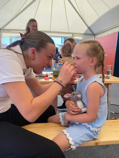 Am Programm für die Kleinsten: Kinderschminken.