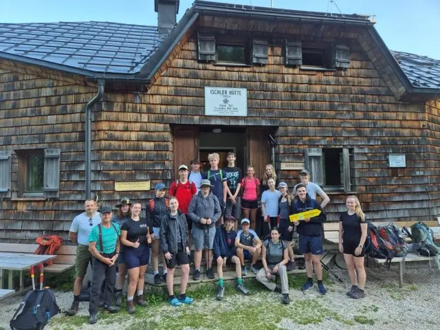 Bei weit über 30 Grad stiegen die Schüler die rund 750 Höhenmeter – mit Werkzeug und Tafeln im Rucksack – zur Ischler Hütte auf. | Foto: Alpenverein Wels