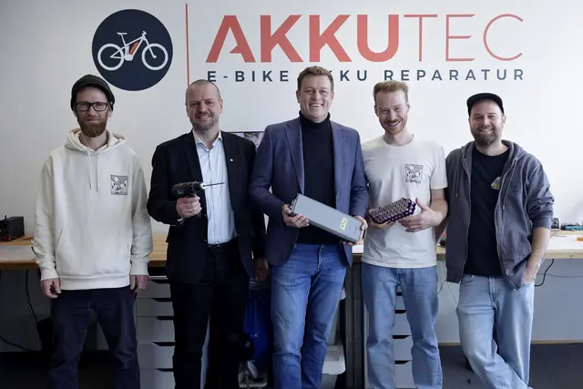 Der Welser Stadtrat Thomas Rammerstorfer und Landesrat Stefan Kaineder mit dem Team von AkkuTec.  | Foto: Land OÖ/Daniel Kauder