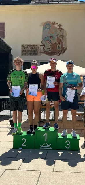 Der Gewinner der Allgemeinen Klasse Lukas Sturm mit Christian Kohlberger, Anna Sonnleitner und Luca Baumgarter am Podest | Foto: LAG