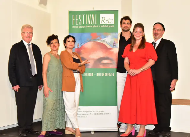 Festival Retz: Obmann Erwin Kraus, Chiara Brunello (als Amme), Carolina Lippo (als Judith), Luigi Morassi (als Holofernes), Kaufmännische Leitung Natascha Müllauer, Intendant Christian Baier | Foto: Herbert Schleich/Alexandra Goll