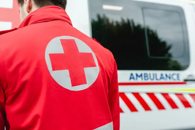 Eine Pkw-Lenkerin kam am Sonntag kurz vor Mitternacht von der Fahrbahn ab. Sowohl die Frau als auch ihre 18-jährige Tochter wurden verletzt.  | Foto: Rotes Kreuz