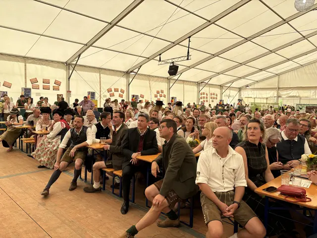 Das Festzelt war bei der Eröffnung bis auf den letzten Platz gefüllt.  | Foto: MeinBezirk.at/Gernot Gronald