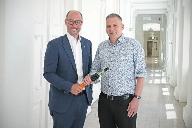 Digitalisierungslandesrat Mario Gerber (l.) begrüßt Michael Liepert, der mit 1. Oktober 2026 die Geschäftsführung der Breitbandserviceagentur Tirol übernimmt. | Foto: Land Tirol/Trenker