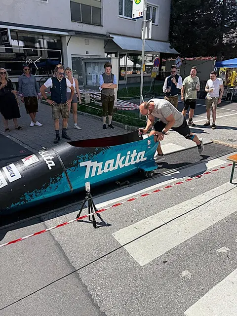 Olympiateilnehmer Markus Sammer legte zum BFW-Arbeitsprojekt beim Stadtfest Wörgl eine für alle Teilnehmer nicht zu erreichende Richtzeit vor.  | Foto: Flath/Dauner