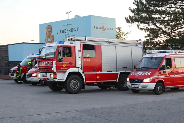 Eine Person wurde in der Großbäckerei von Resch&amp;Frisch in Gunskirchen so eingeklemmt, dass Feuerwehr und Notarzt anrücken mussten.