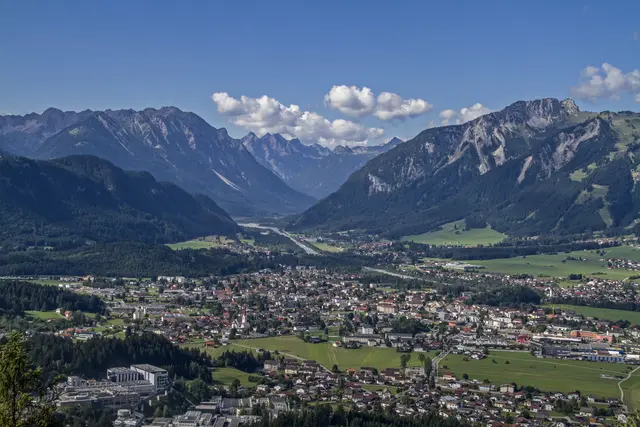 Am Sonntagvormittag geriet in Reutte ein Grillanhänger in Brand. Die Freiwillige Feuerwehr konnte den Brand löschen. | Foto: smarterpix/Tinieder