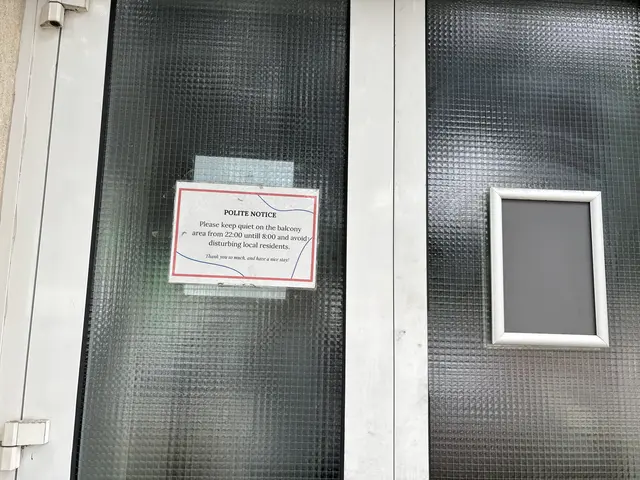 Ein Aushang in englischer Sprache weist auf die Ruhezeiten hin.  | Foto: Luca Arztmann/MeinBezirk
