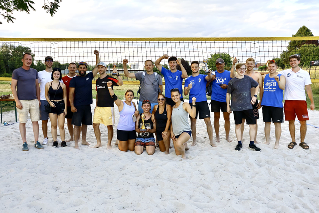 Die Sieger-Teams mit Thomas Wahl (Obmann Sportverein Ennsdorf Beach), Jonas Denk, Markus Rumetshofer, Markus Maringer, Daniel Weichselbaum, Matthias Brunner (Obmann JVP Ennsdorf), Andreas Derntl, Michael Hofer, Lukas Grafeneder.  | Foto: JVP Ennsdorf