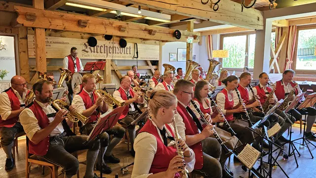 Dämmerschoppen mit der Musikkapelle Puch. | Foto: Wind